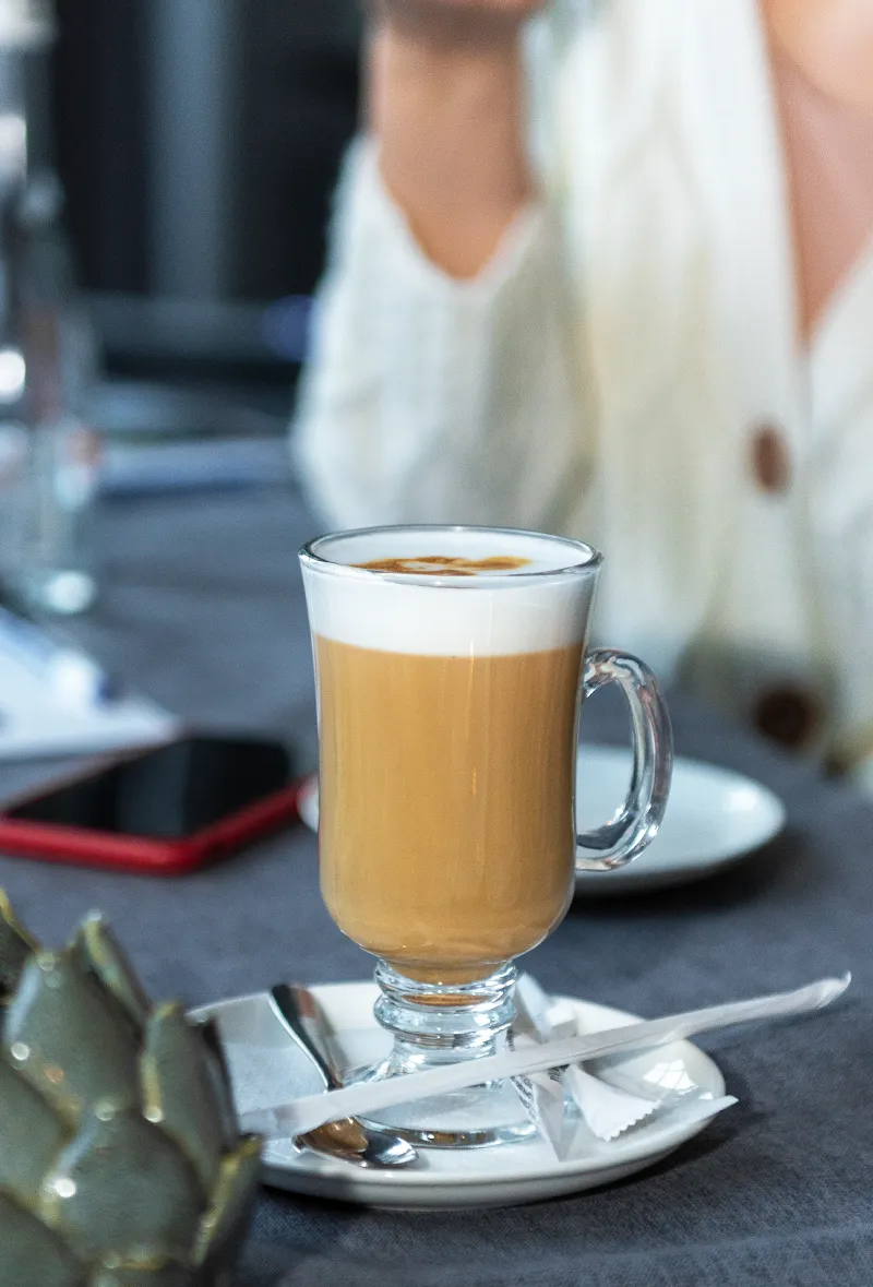 Caffe latte w wysokiej szklance