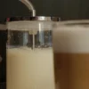 Zbliżenie na detal ekspresu Seed - pojemnik na mleko